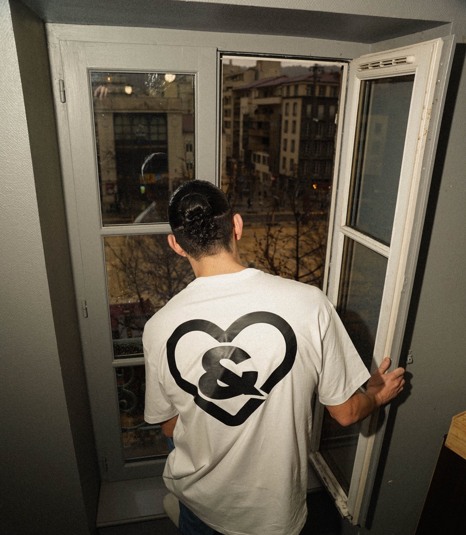 Photo du shooting photo du teeshirt de la collection &Cœur de la marque &Cœur ecoeur