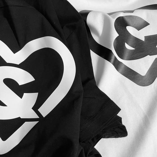photo des teeshirts de la collection &Coeur Noir et Blanc par la marque &Cœur ecoeur